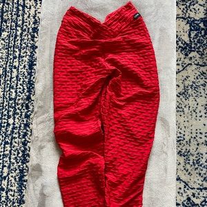 LiCi Fit Red Textured v-cut scrunch leggings size L